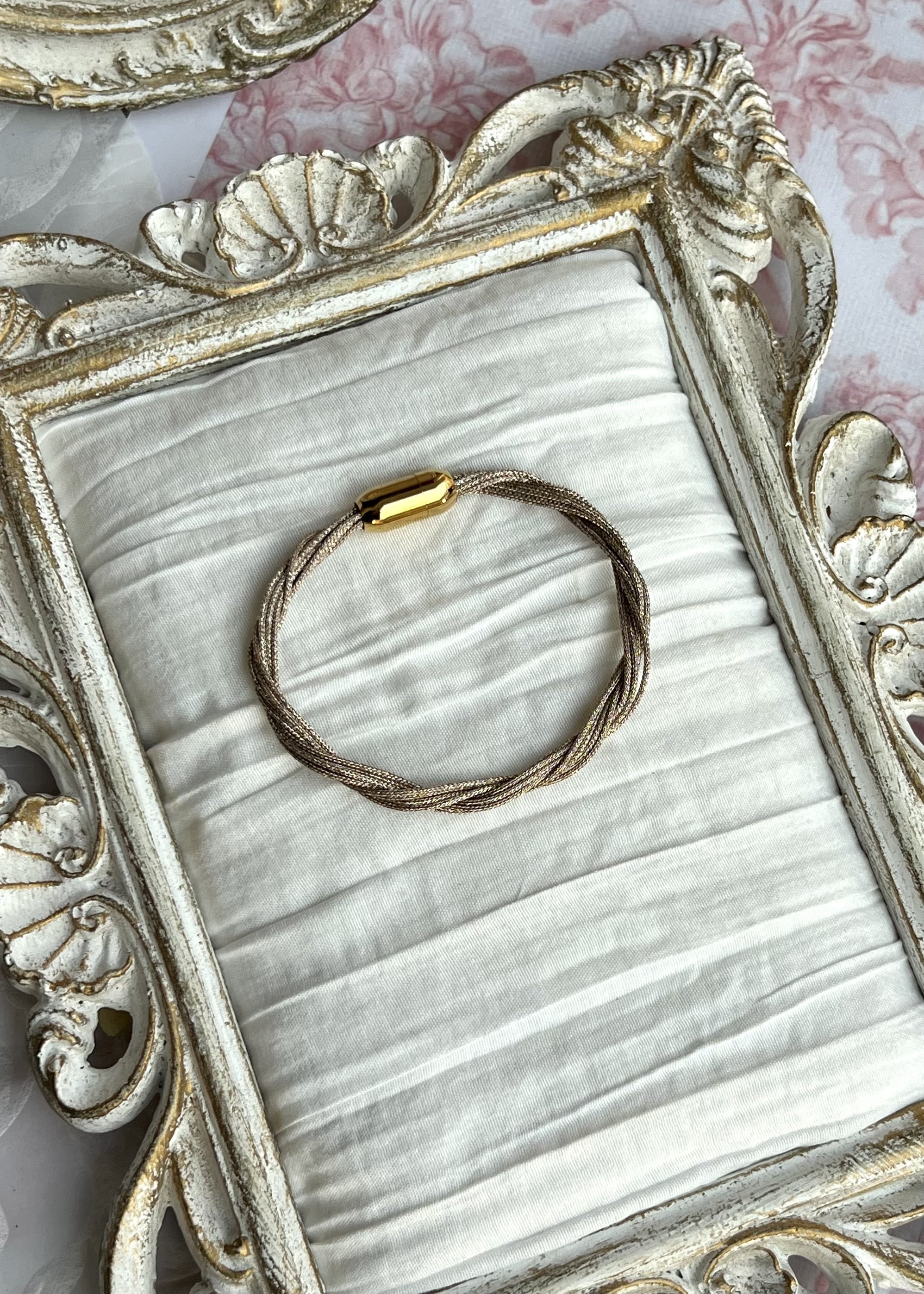 The click bracelet sandstone